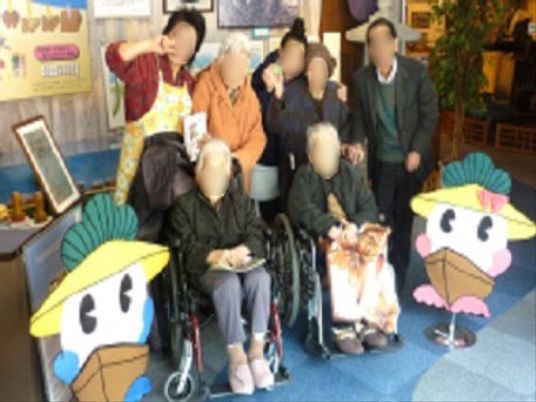 笑顔の利用者活気あるロビー