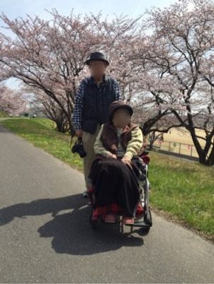 車椅子で散歩する人々