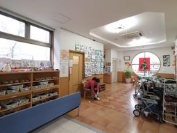 エントランスの明るい空間