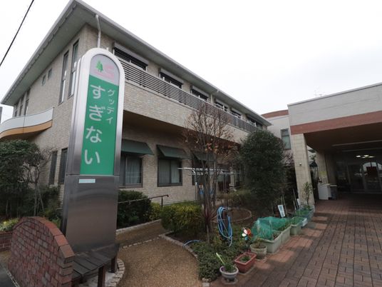 緑の看板のある建物外観