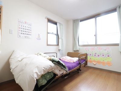 シンプルな居室の窓際