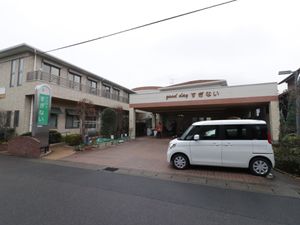 広々した施設入口