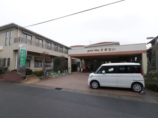広々した施設入口