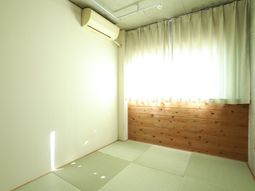 明るい和室の一角