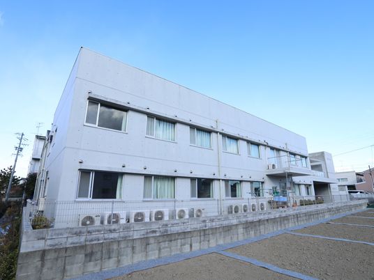 明るい施設の外観