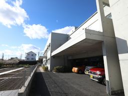 施設の外観と駐車場