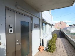 明るい日差しのエントランス