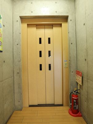 木目調の施設の壁面