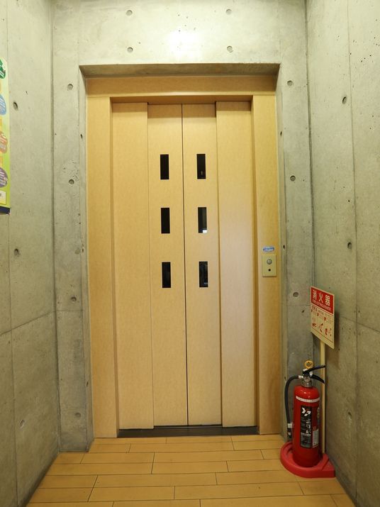 木目調の施設の壁面
