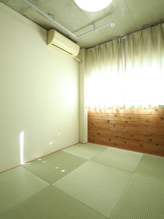明るい居室の一角