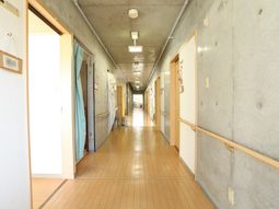 明るい廊下の様子