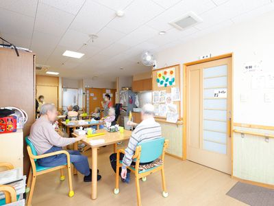 居室でリラックスする人々