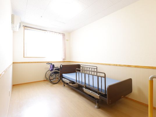 施設の写真 睡眠に最適な介護ベッドが設置されている居室