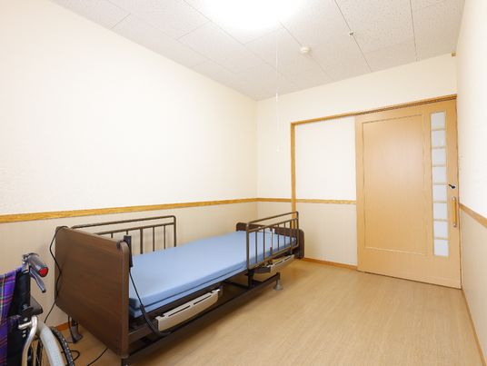 施設の写真 介護ベッドが設置された居室