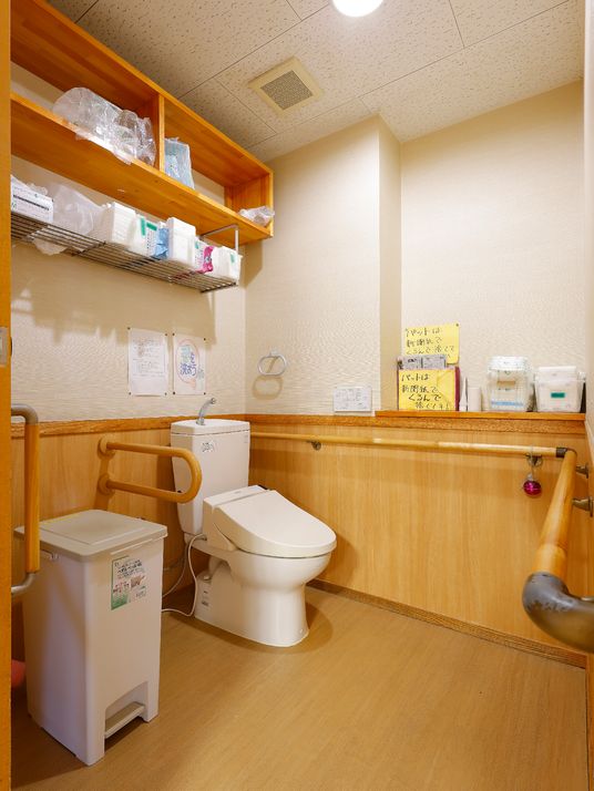 施設の写真 手すりが取り付けられ、楽に使用できる洋式トイレ