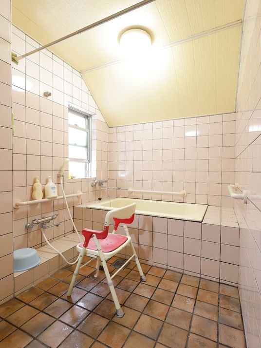 施設の写真 転倒のリスクを最小限にするために、手すりが取り付けられた浴室