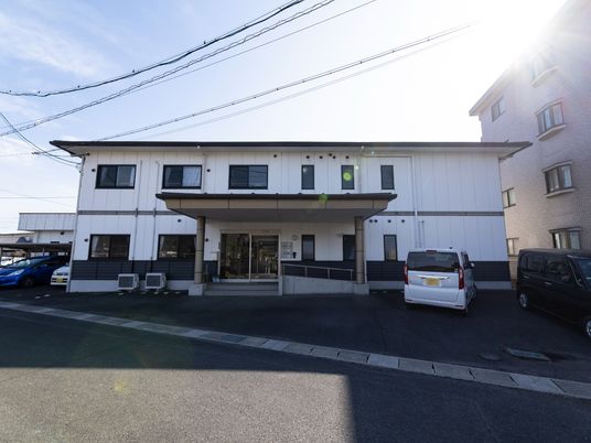 白と黒の建物外観