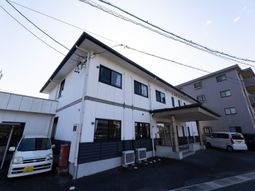 白い建物の外観