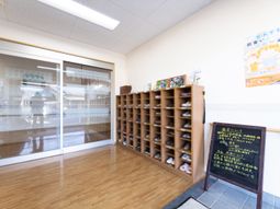 エントランスの靴棚と掲示板