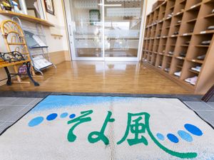玄関マットと靴箱の廊下