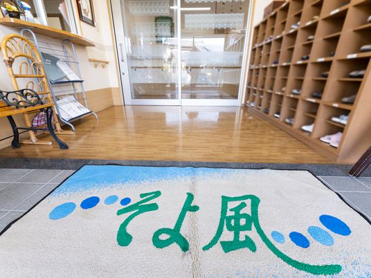 玄関マットと靴箱の廊下