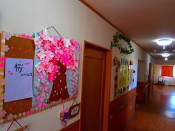 廊下の装飾と掲示物