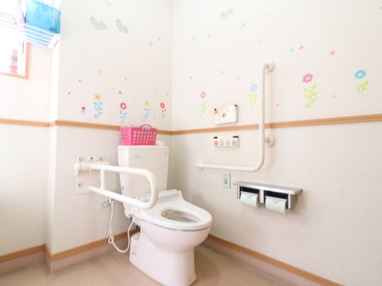 明るく清潔なトイレ空間