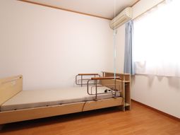 落ち着いた色の居室