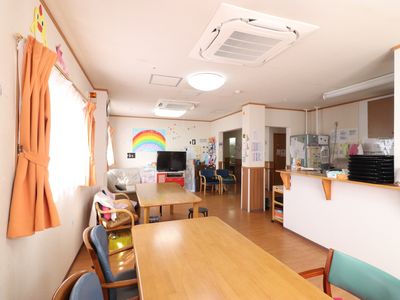 明るい共有ダイニング空間