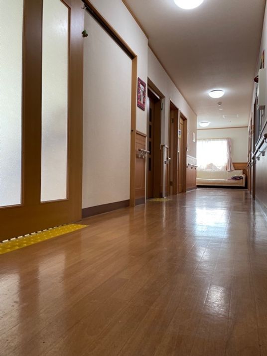 廊下の明るい風景