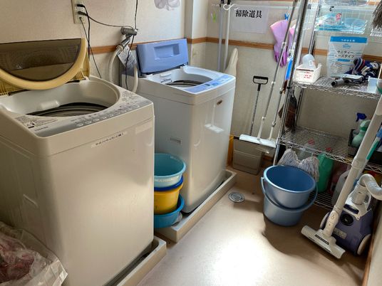 清掃用具が並ぶ洗濯室