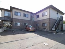 クリーム色の外壁の建物