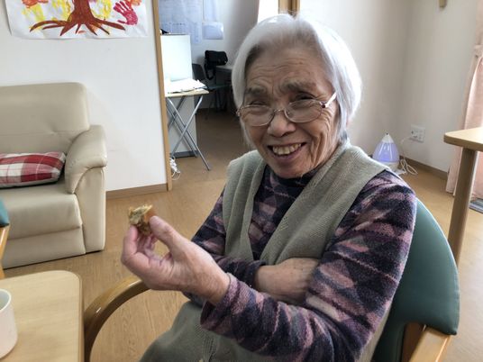 笑顔のおばあさんと和やかな空間