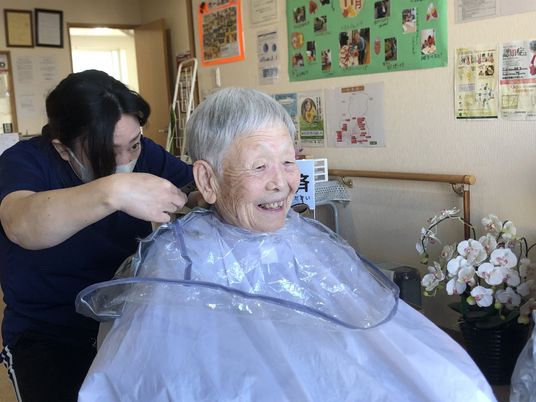 高齢者ヘアカット風景