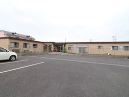 広い駐車場のある建物外観