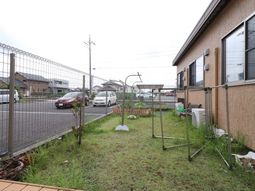庭付きの建物外観