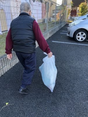 高齢者歩行中