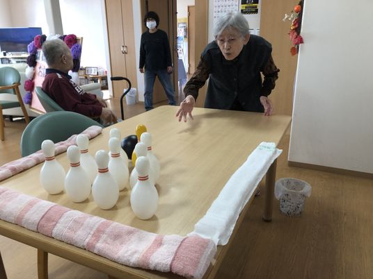 ボウリングを楽しむ高齢者