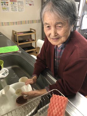高齢者が食器洗いをする様子