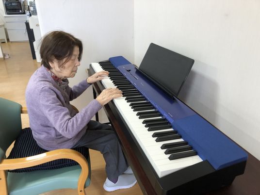 ピアノを弾くご利用者