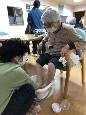 足湯を受ける高齢者