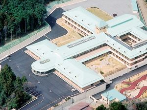 広い敷地の建物外観  