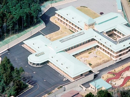 広い敷地の建物外観  