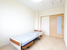 居室のベッドとドア