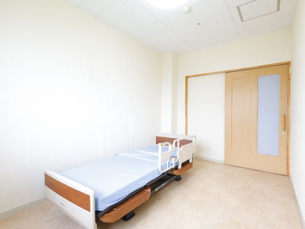 居室のベッドとドア