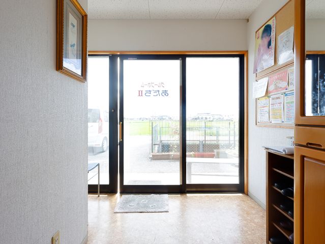明るいエントランスの風景