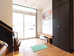 明るいエントランスの風景