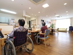 車椅子の方がいる明るい空間