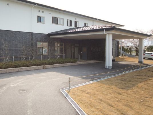 建物の正面外観  