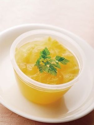 カップ入りのフルーツゼリー
